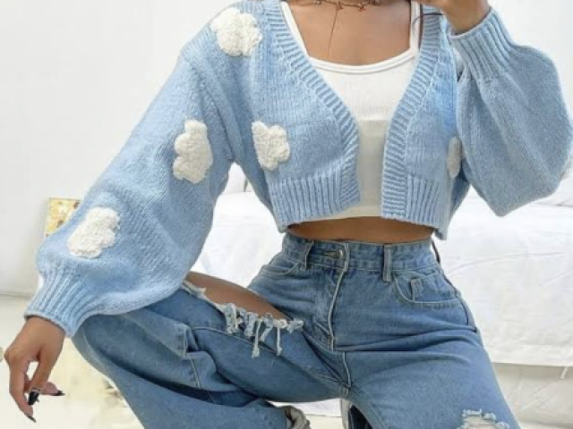 Jeans e blusa de nuvens