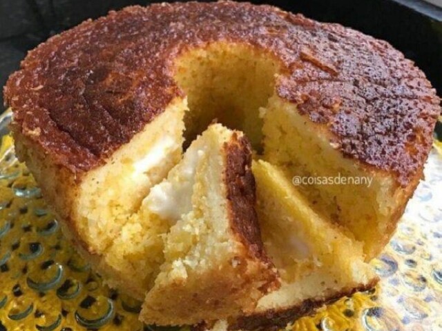 Bolo de milho com requeijão cremoso