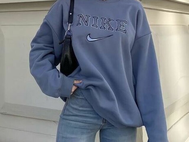 Essa com a blusa da Nike uau que chique😍