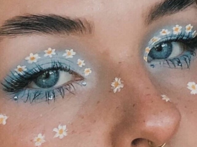 Essa muito fofa com flores margaridas 💙🌼💎 também