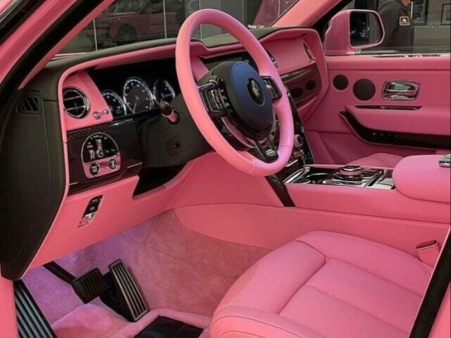 O seu carro é assim dentro preto e rosa mais que lindoo🤩🤤