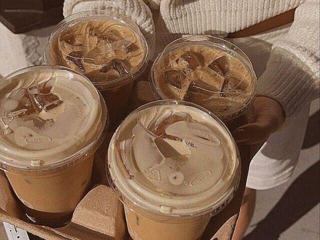 Café combo. Café gelado e um café com chantilly.