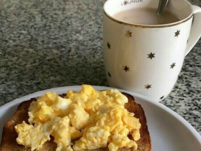 Pão com ovo e café com leite, bem brasileirão.