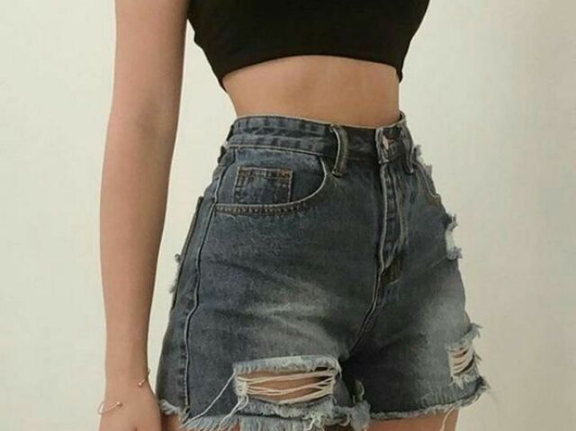 Um shortinho tá gente?, né calça não kkkkk, um cropped pretinho eu acho, ou verde mosgo, bem básico, porém padaria né amores, eu iria assim até no shopping pq sou pobre