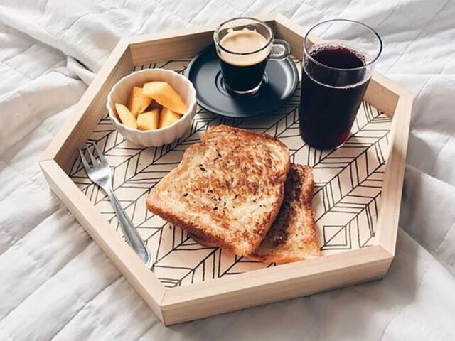 • Torrada acompanhada de maçãs picadas, café e coca