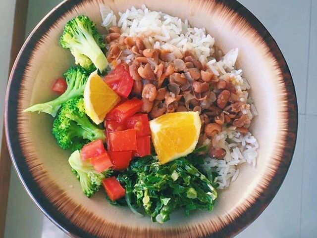 Arroz, feijão, salada e pedaços de laranja