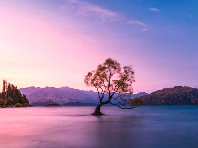 Em um lago lindo entre o sol se pondo e a lua nascendo.