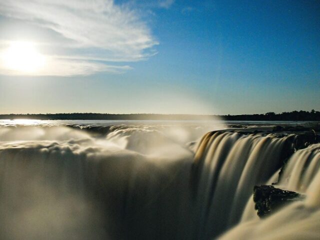 Numa vista de uma cachoeira.