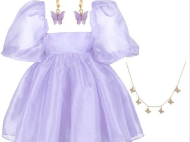 Vestido roxo com brinco de borboleta