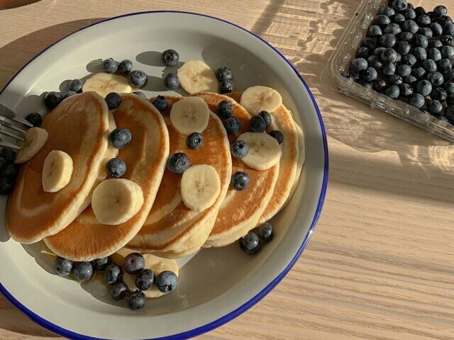 Waffles com banana e uvas