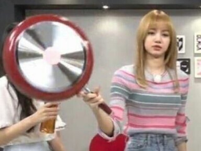 Lisa com a frigideira na cara da Jisoo