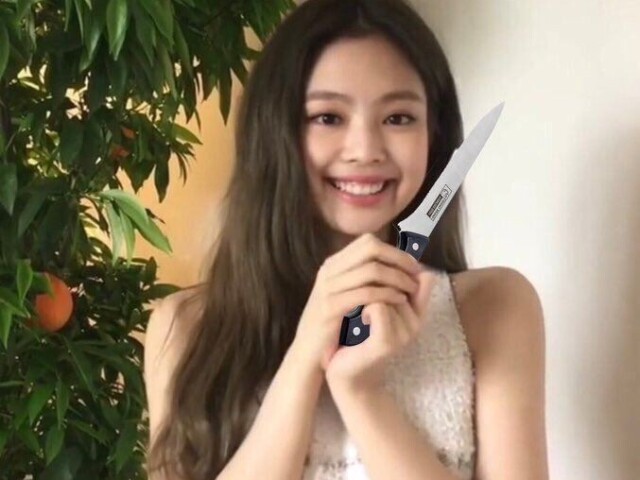 Jennie com a faca na mão