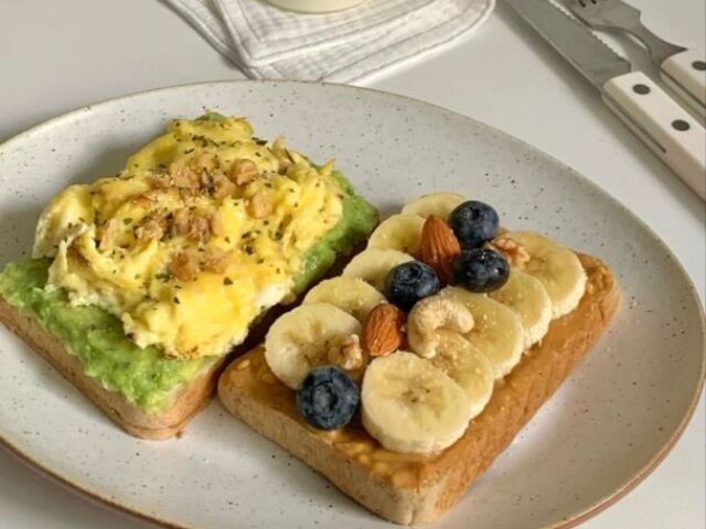 pao com abacate e ovo, torrada com frutas e cafe gelado que a imagem corto