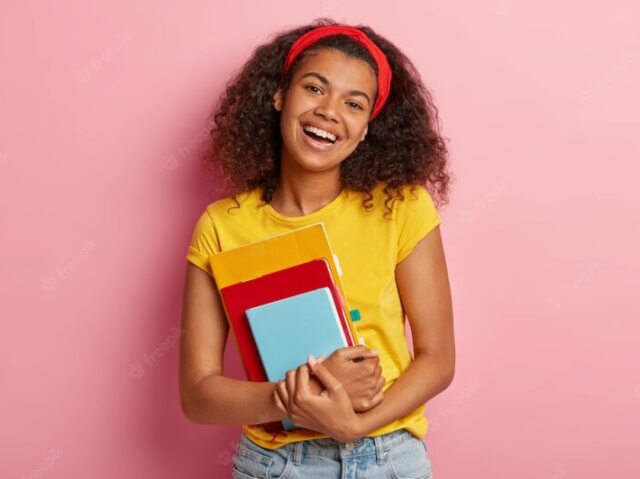 Luna, uma fofa a nerd da sala que sempre quis ser popular todo mundo diz que ela é muito bonita e muito carinhosa todos na escola gostam dela mas ela gosta mais dos Professores