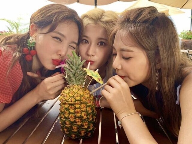 Nayeon, Sana e Tzuyu