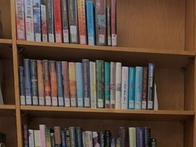 Biblioteca:
➪ Com certeza iria ler meu livro favorito na biblioteca da escola de Hawkins.