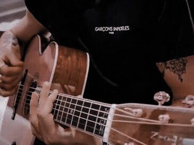 Instrumentos:
➪ Eu com certeza iria tocar guitarra ou algum instrumento do tipo.
