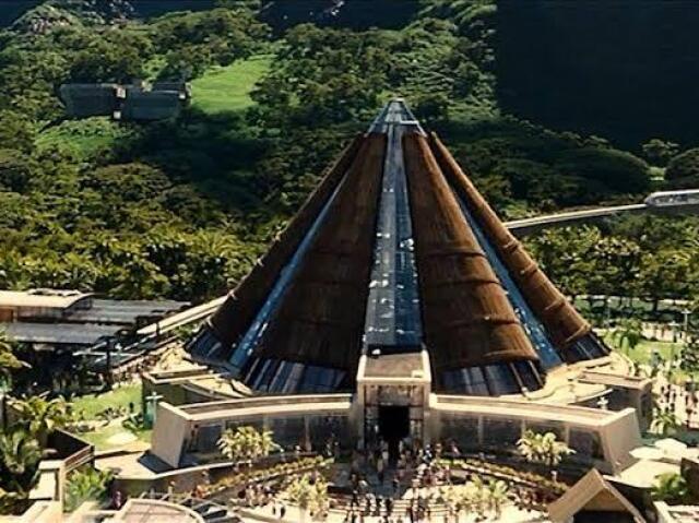 Ficar no centro de visitantes do Jurassic world, onde tem vários recursos, mas aparecem vários dinossauros