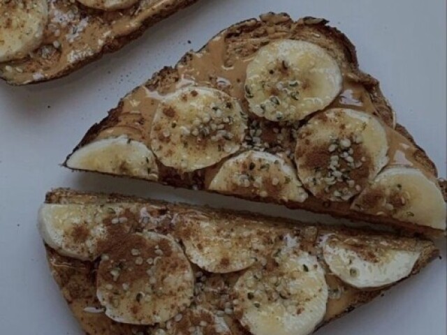 Torrada com pasta de amendoim,banana e aveia