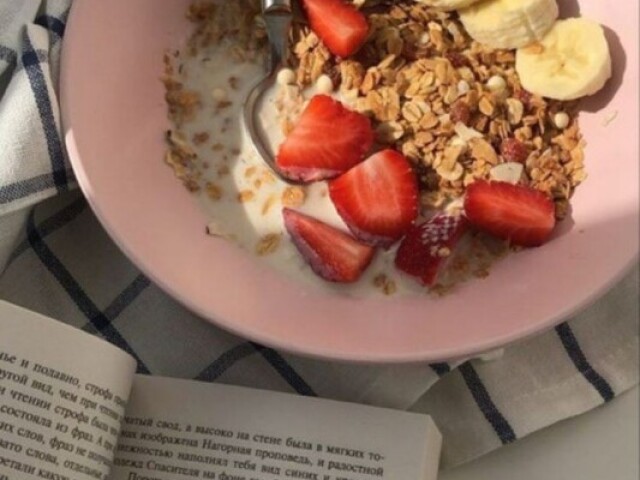 Cereal com frutas,e cafezinho,lendo livro.