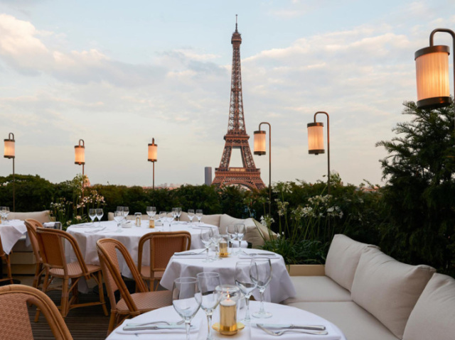 Ir a um restaurante chique com vista pra Paris