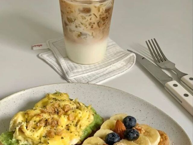 saudável: avocado toast, pão integral com fruta e café gelado