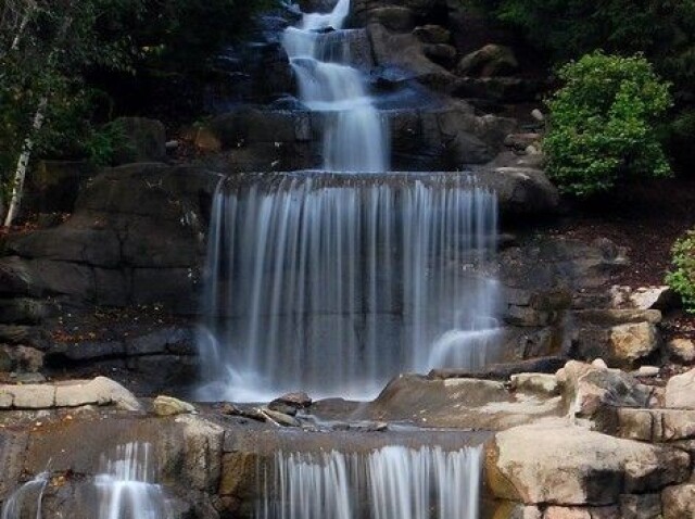 Um lago com cachoeira?