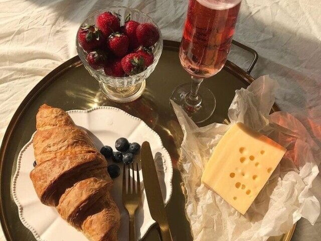 🍓🥐🧀🥃