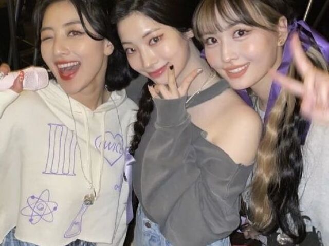 Jihyo, Dahyun e Momo