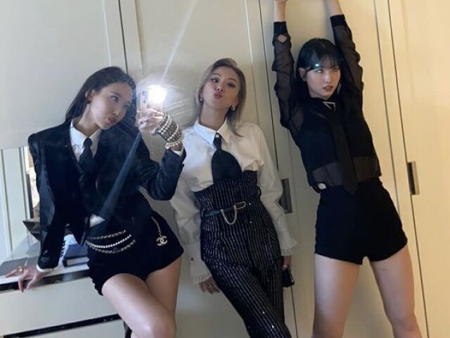 Nayeon, Chaeyoung e Momo