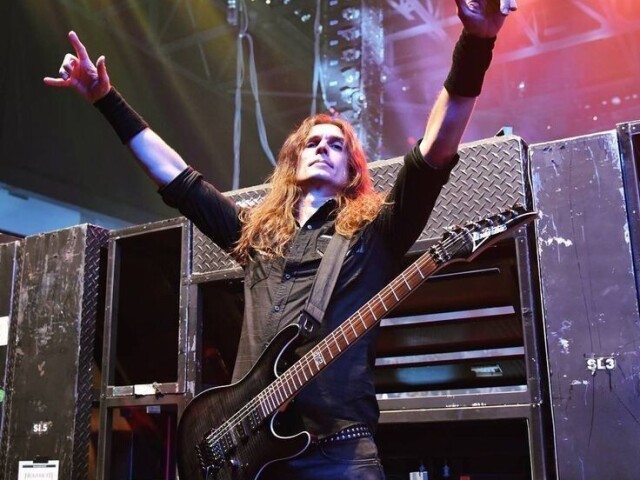 Kiko loureiro.