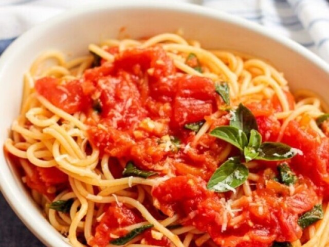 Macarrão com molho de tomate caseiro