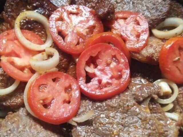 Bife acebolado com tomate 🍅