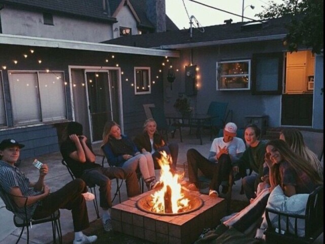 A família e os amigos.