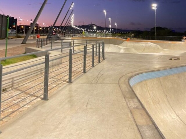 uma pista de skate com os amigos/as