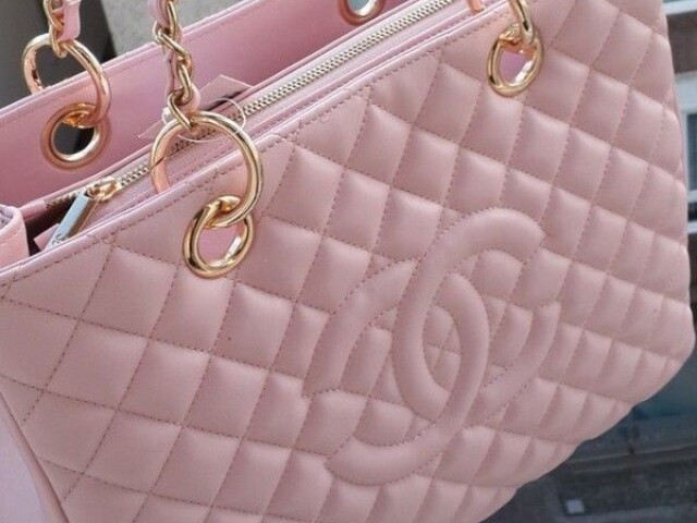 uma bolsa da Chanel roda