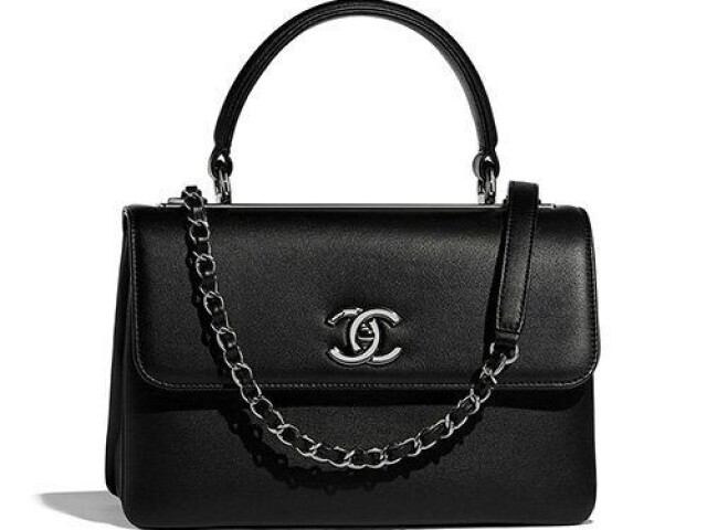 uma bolsa da Chanel preta