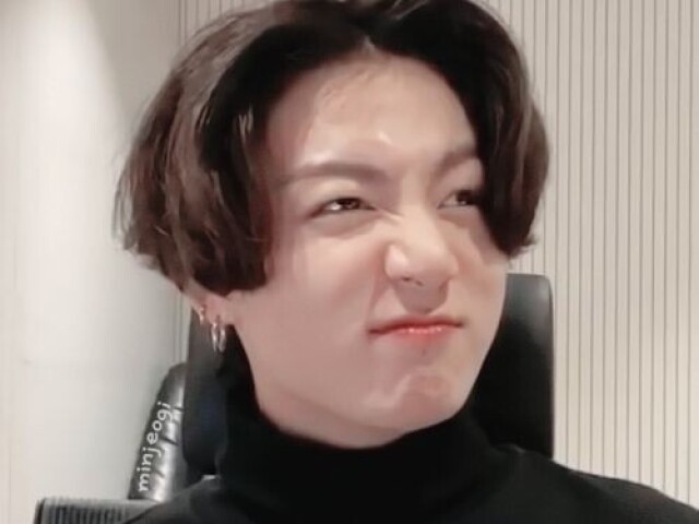 Por que um vez o Jungkook estava carregando vรกrias cenouras dentro de sua mochila.