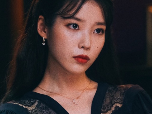 Atriz (IU) personagem: Jang Man Wol / destemida e decidida. Sua vida é bem controlada por ela mesma e gosta muito de carros.