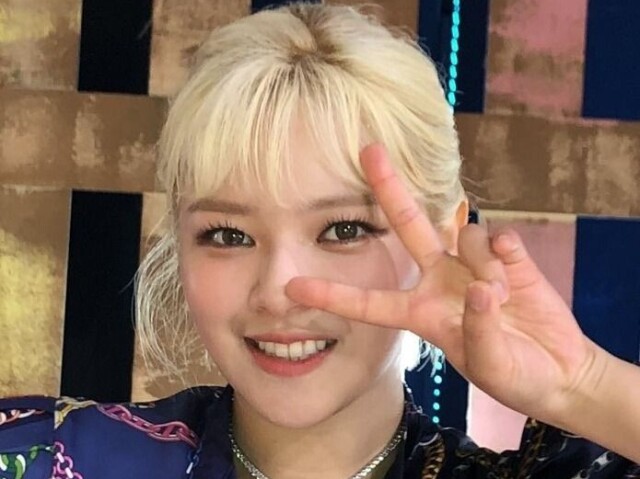 Jeongyeon blonde hair