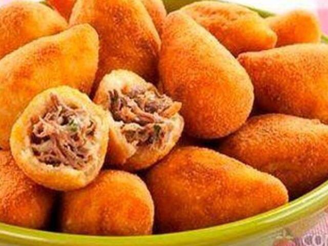 Coxinha de carne com massa de mandioca, quero comer uma coxinha salgada variando mas nem tanto.