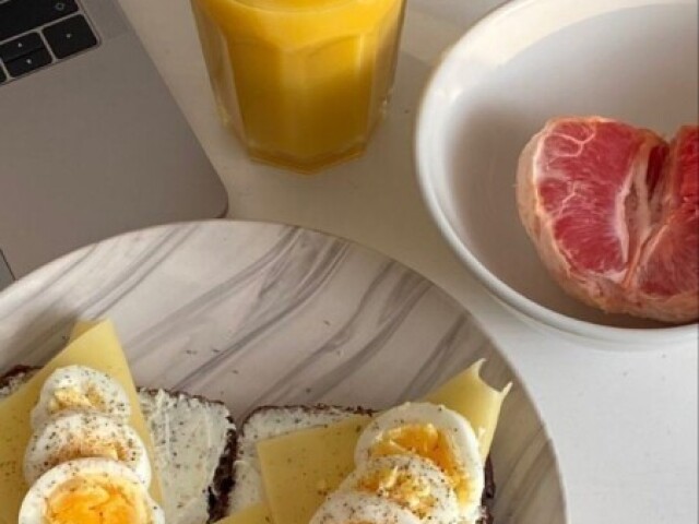 Pãos com ovos e queijo ,uma mecherica e suco de laranja