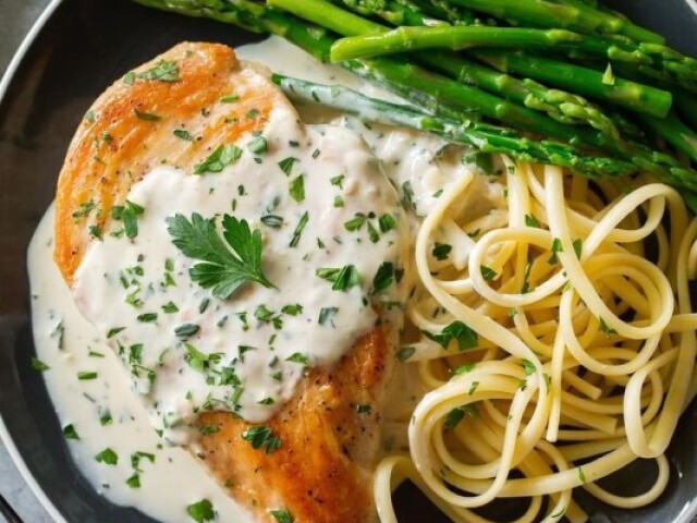 Frango cremoso com ervas, macarrão ao óleo e alho