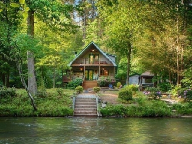 Casa na beira de um lago