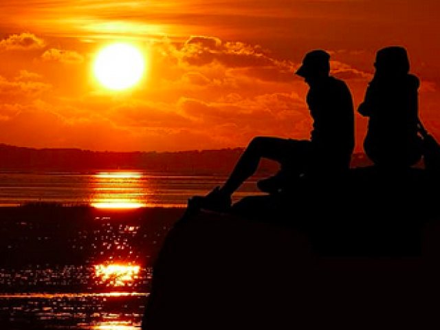 S/r me esperando na porta. "Vamos a pé até ao restaurante? Conheço um caminho que dá pra ver o pôr do sol..."