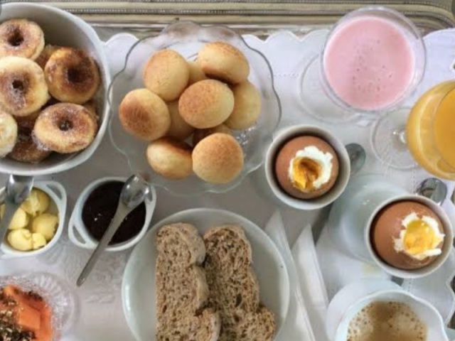 Pãozinho de queijo com Pãozinho e frutinhas com Danone🍞🍨🍌