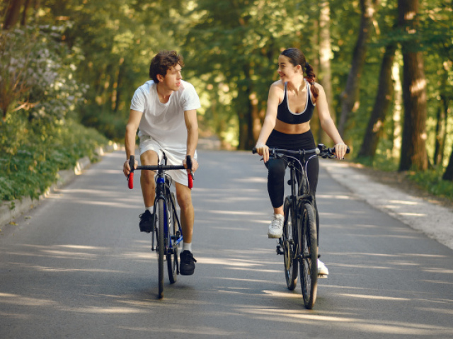 Passear de bike no parque.