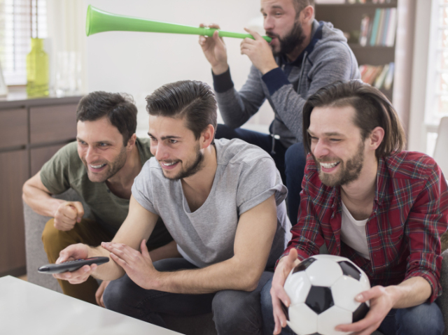 Assistindo futebol com amigos.