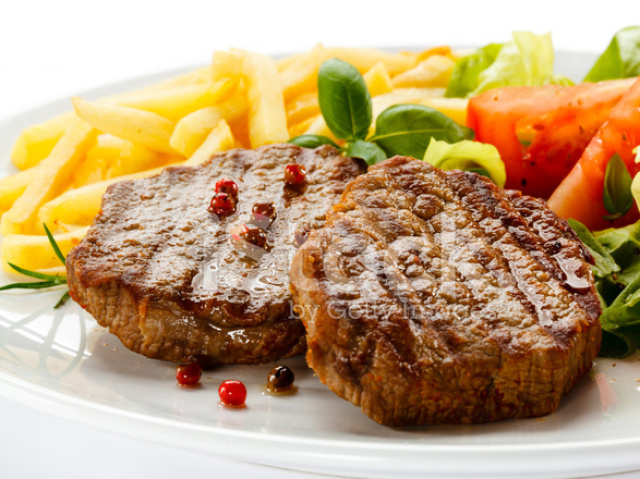 Batatas fritas, carne grelhada e salada.