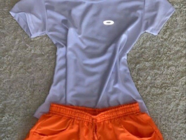 Blusa e shorts.